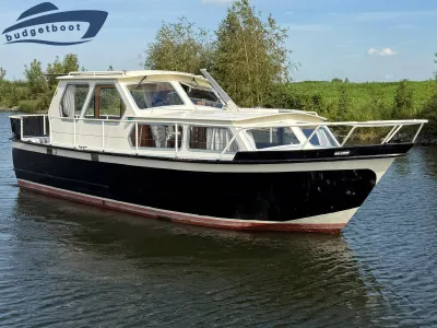 motorboot in het water langs oever