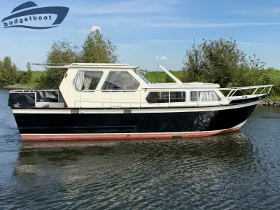 motorboot zijkant op het water
