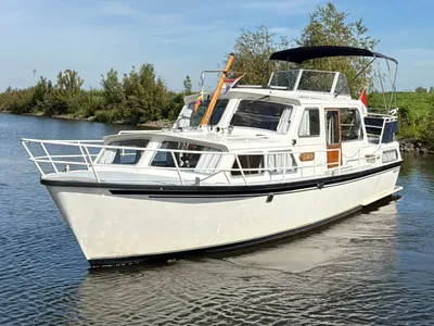 wit motorjacht in het water bij oever