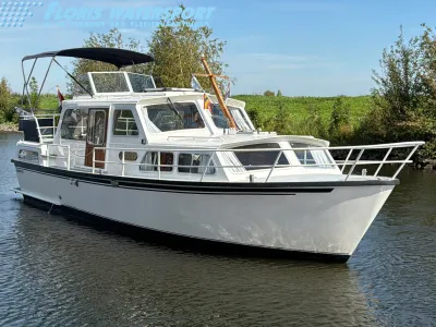 motorjacht in het water, zijaanzicht