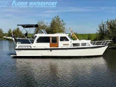 zijaanzicht motorjacht op het water
