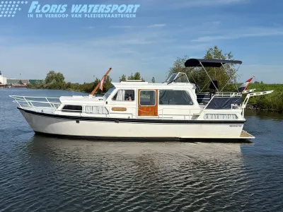 wit motorjacht in het water