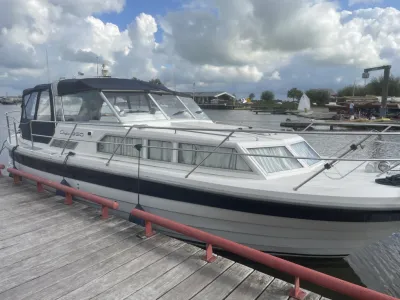 Motorboot afgemeerd bij houten steiger