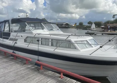 Motorboot afgemeerd bij houten steiger