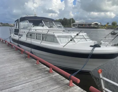 motorboot afgemeerd aan houten steiger