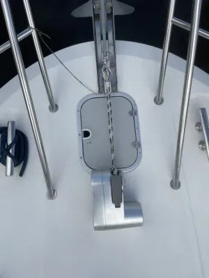 boegdek met ankerbak en windlass