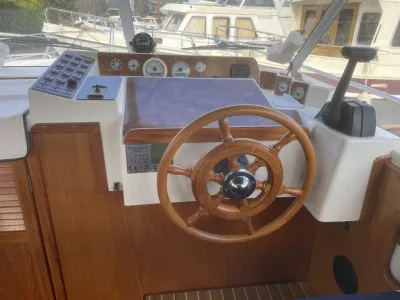 Stuurstand met houten roerwiel en instrumenten