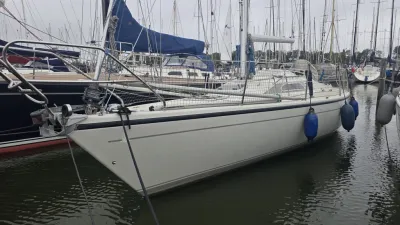 zeiljacht afgemeerd in haven