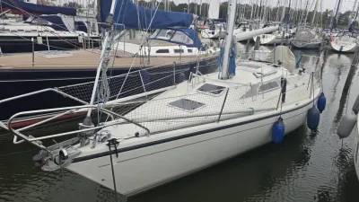 zeiljacht aangemeerd in een jachthaven