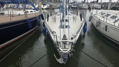 boeg van zeiljacht in jachthaven