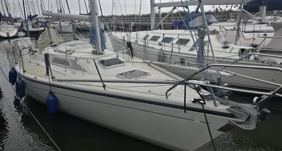 zeiljacht afgemeerd in jachthaven