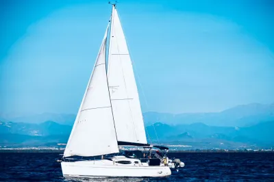 zeiljacht op open zee met witte zeilen