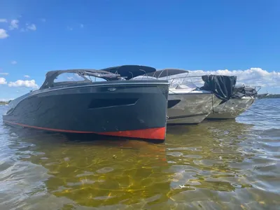 Motorboot in ondiep water bij blauwe lucht