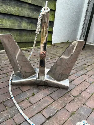 roestvrijstalen poolanker op bestrating