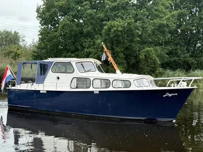 blauw-witte kruiser op rustig water