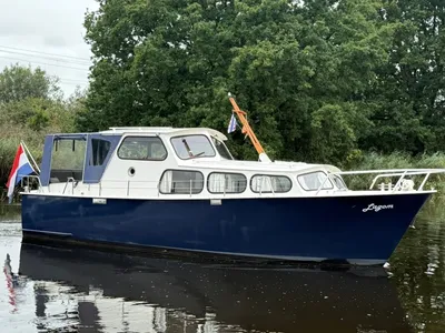 motorjacht op stil water
