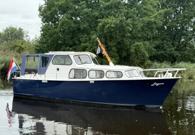 blauw-witte kruiser op rustig water