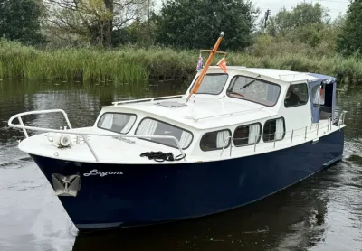 motorboot met opbouw op het water