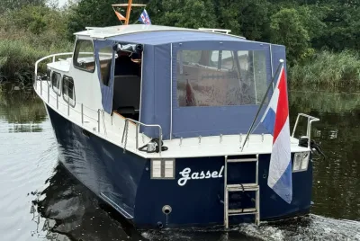 achteraanzicht van motorjacht op kanaal