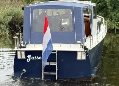 achterzijde van blauwe kruiser in water
