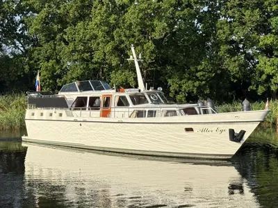 motorkruiser op rustig water
