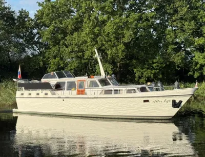 zijkant motorkruiser op rustig water