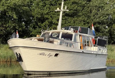motorkruiser varend op water