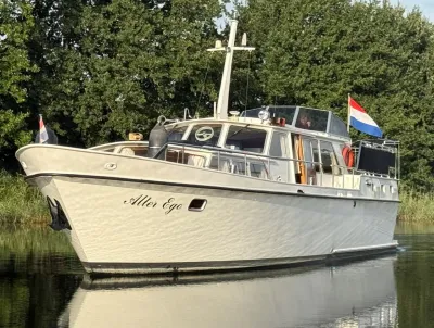 motorkruiser op stil water