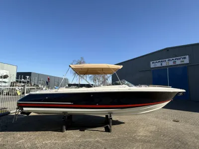 sportboot op land bij loods