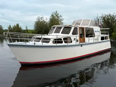 wit motorjacht afgemeerd in rivier