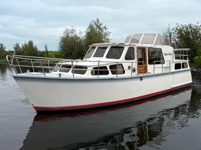 motorjacht in het water bij een oever