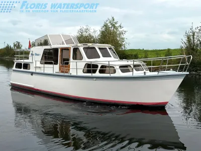 wit motorjacht liggend op rustig water