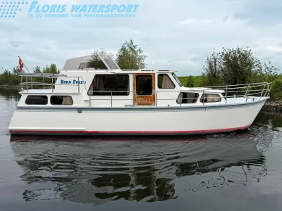 motorjacht zijaanzicht op het water
