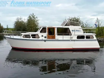zijaanzicht motorjacht op rustig water