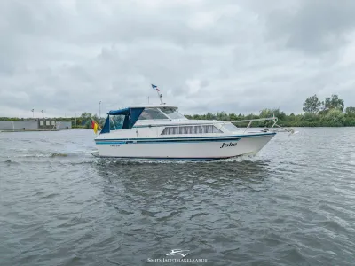 motorboot op het water bij bewolkte lucht