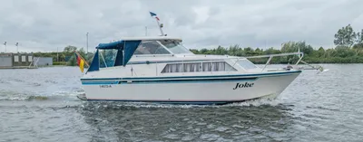 motorboot op het water bij bewolkte lucht
