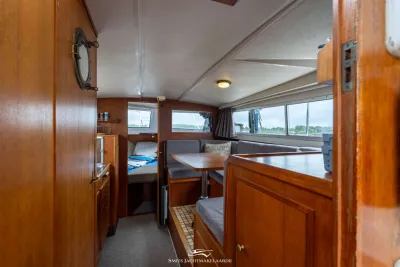interieur motorboot met salon en kajuit