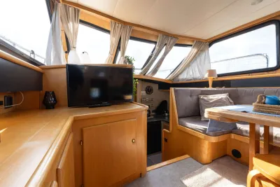 saloninterieur met tv en zithoek