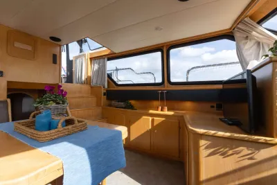 interieur salon met houten afwerking en ramen