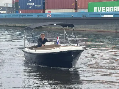 sloep met bimini en bestuurder