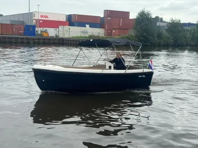 sloep met bimini op kanaal