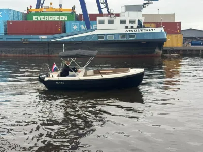 sloep met bimini op het water