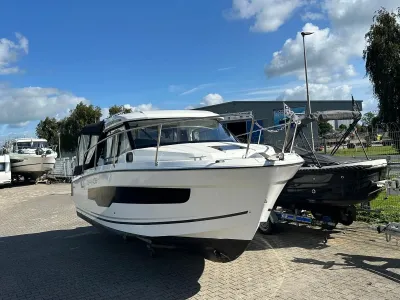 motorboot op wal bij jachthaven