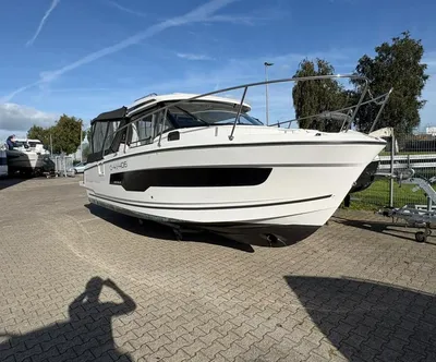 motorboot op wal bij jachthaven