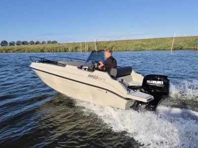 Consoleboot varend op open water