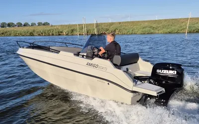 Consoleboot varend op open water