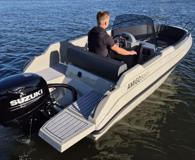 consoleboot op het water met bestuurder