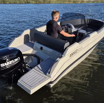 consoleboot op het water met bestuurder