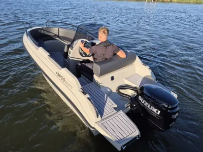 consoleboot op water met bestuurder