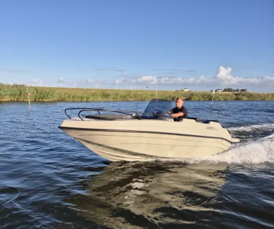 consoleboot op het water met bestuurder